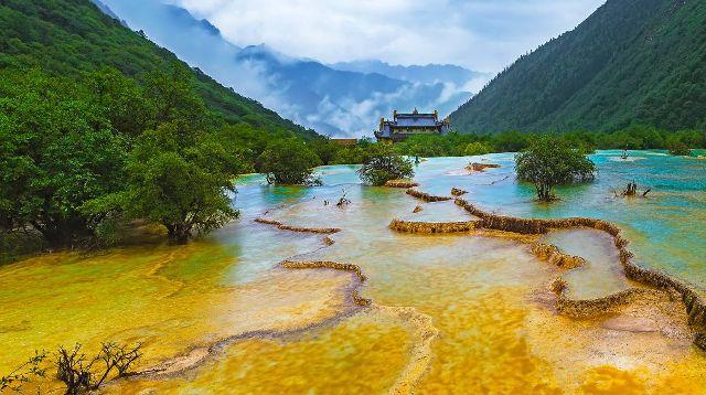 客厅的吊顶应该怎么选择呢？吊顶的时候，灯具应该选择什么风格呢？游戏画面
